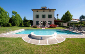 Vista della Villa con piscina vicino a pisa