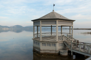 Il suggestivo scenario del lago tanto caro a Puccini